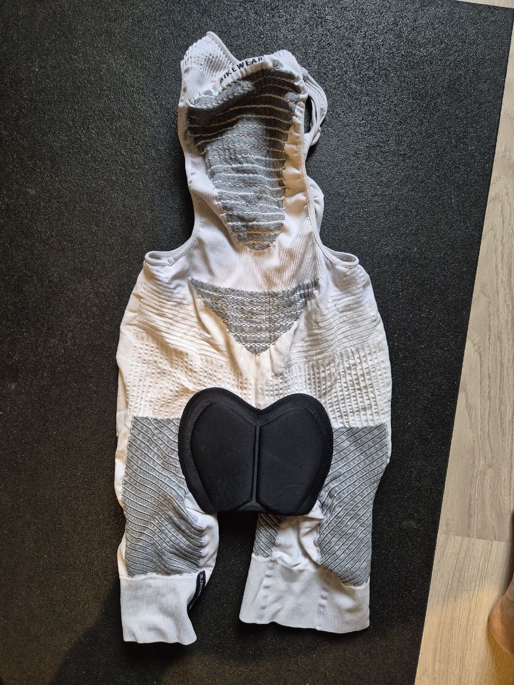 X-bionic Pantaloni: Radhose X Bionic Weiss/Schwarz gebraucht, Grösse M – Usato da Chur venduto da olipue 2