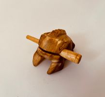 Holzfrosch Guiro / Frosch-Ratsche – Percussion mit Holzstab
