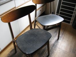 2 Stühle Holz mit schwarzem Sitz gebraucht Zustand/Nordlände
