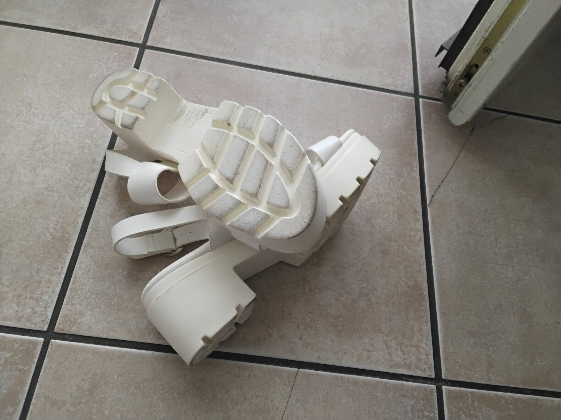 Scarpe da donna: Sandales blanches d'été MTNG T38 – Nuovo (secondo la descrizione) da Chêne-Bourg venduto da Fio994 4