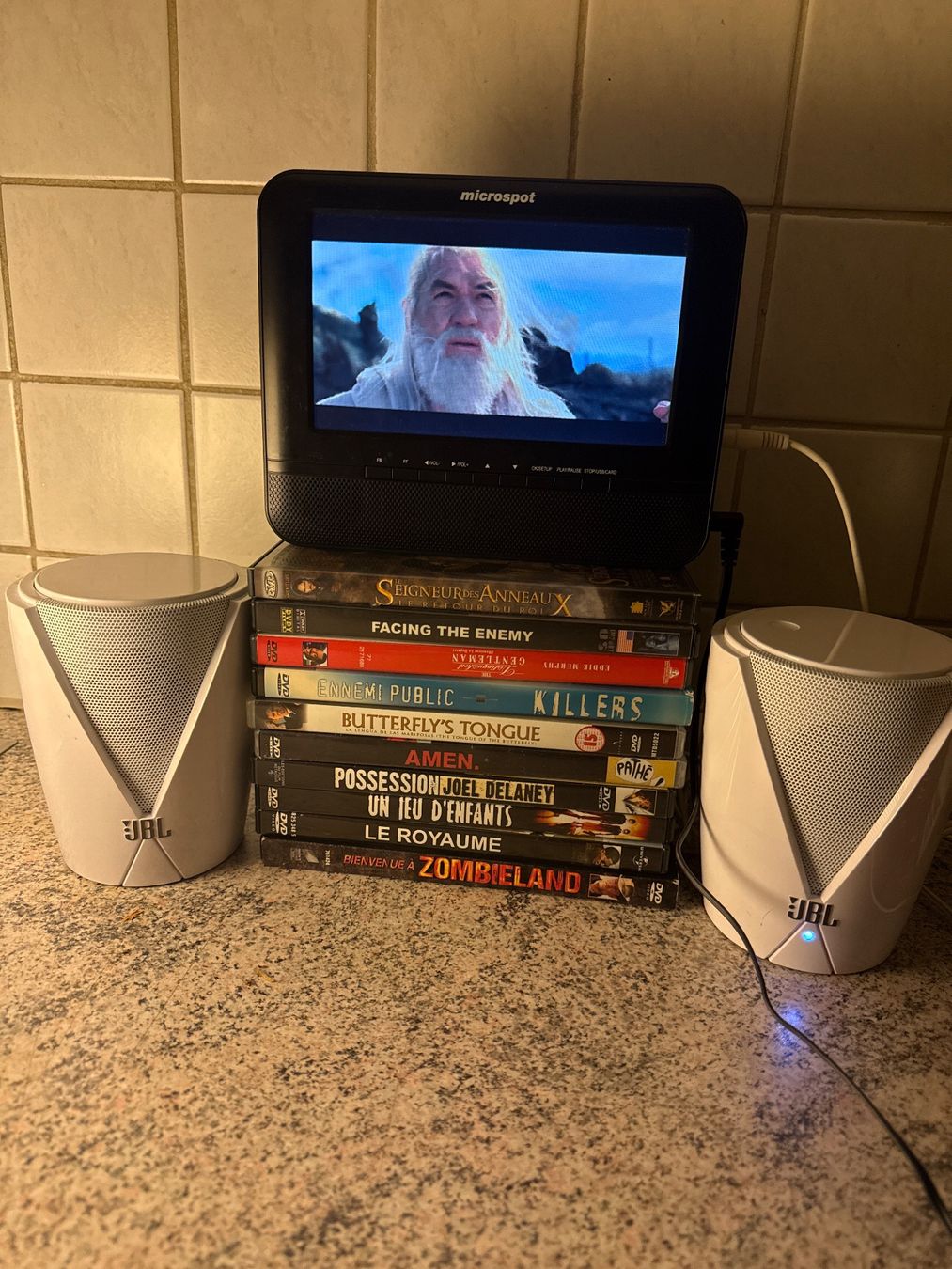 Microspot Tragbarer Mediaplayer: Lecteur DVD portable + 10 Films – Gebraucht aus St imier von sav_bjf9