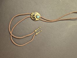 28) Bolo-Tie Westernkrawatte Bärentatze Türkis-Optik