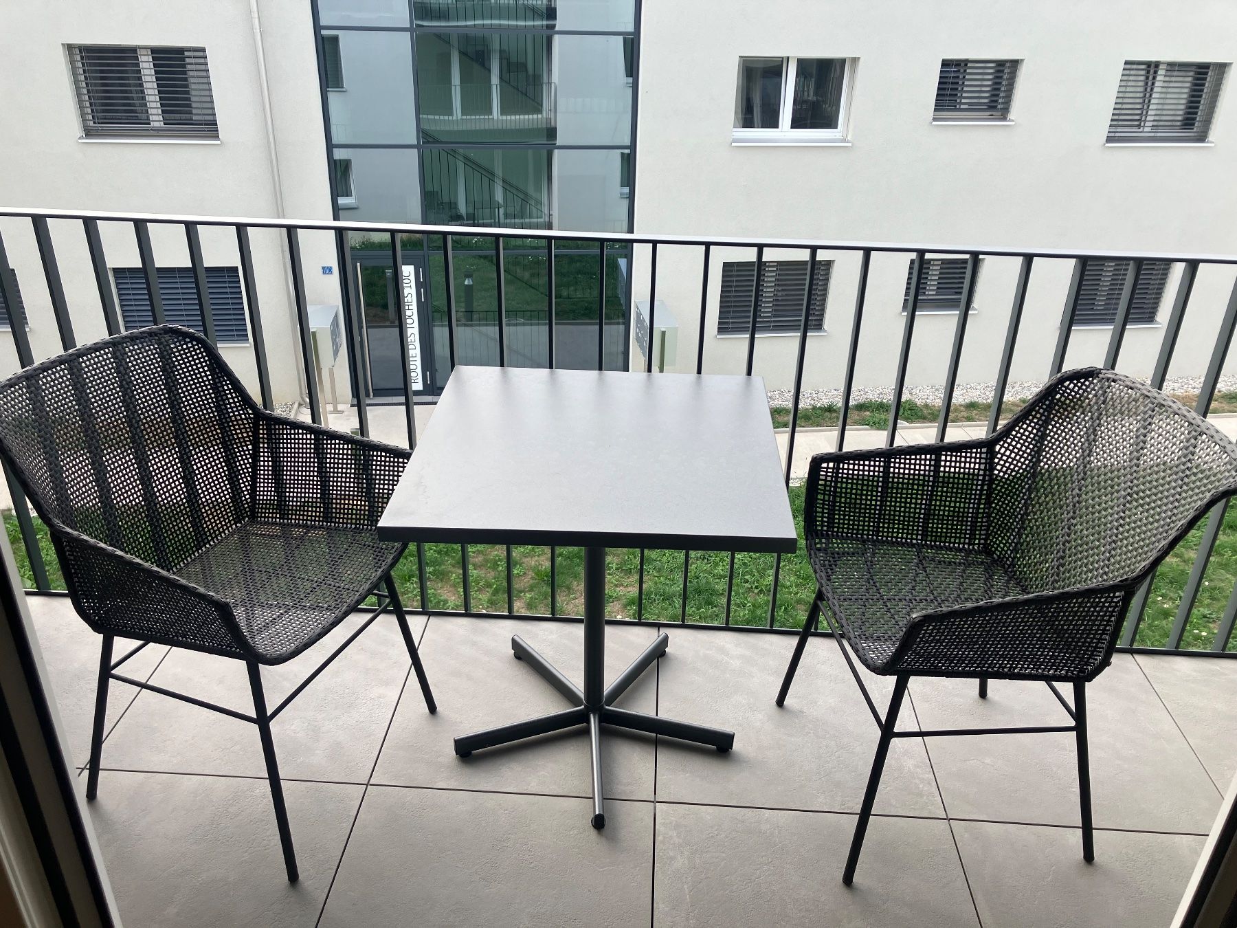 Pfister Set di tavolo e panche: Ensemble Pfister table + 2 chaises extérieures – Usato da Echandens venduto da mar_xvj2