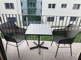 Ensemble Pfister table + 2 chaises extérieures
