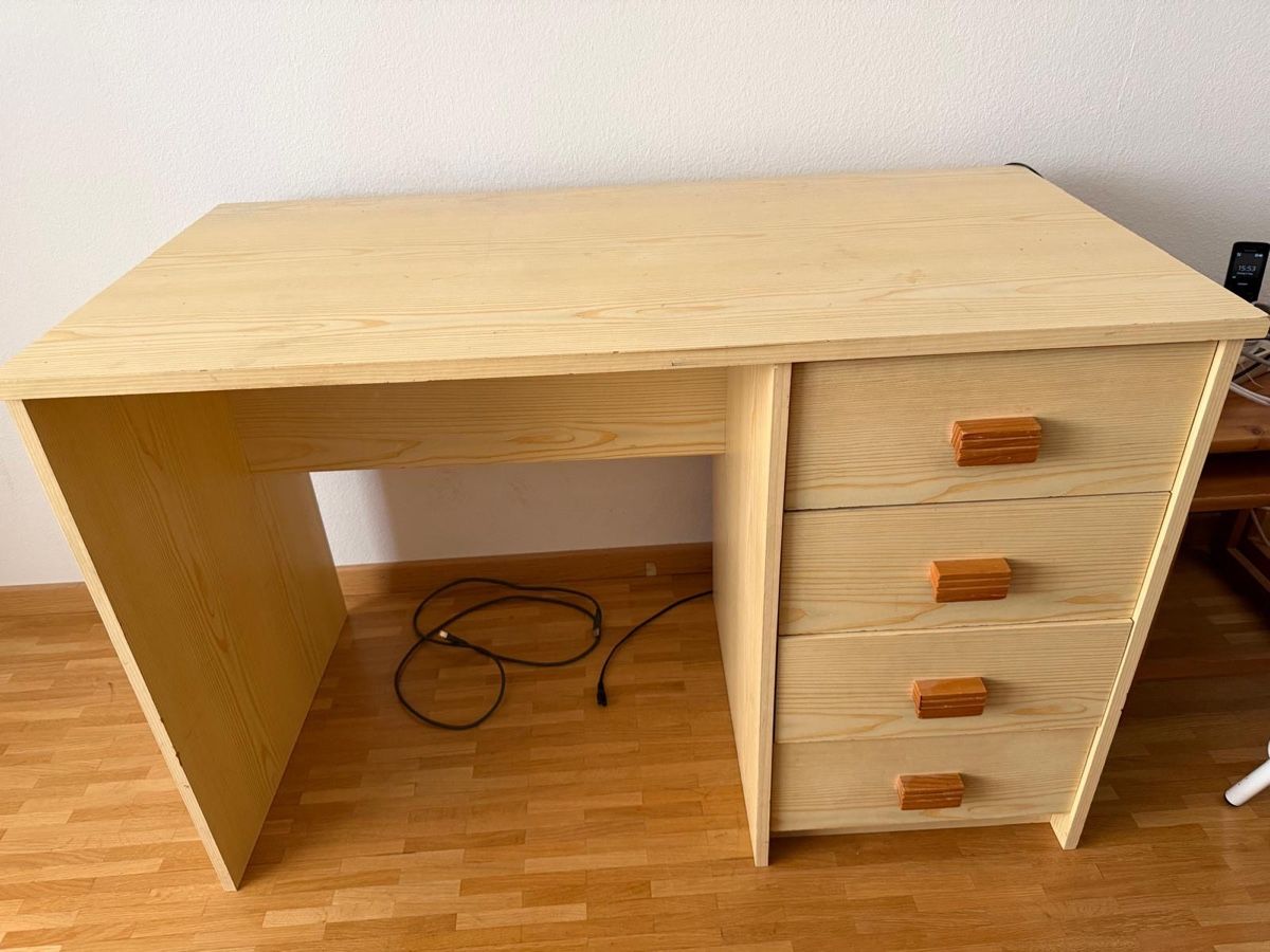 Scrivanie: Schreibtisch Holz hell mit 4 Schubladen – Usato da Horgen venduto da CS75