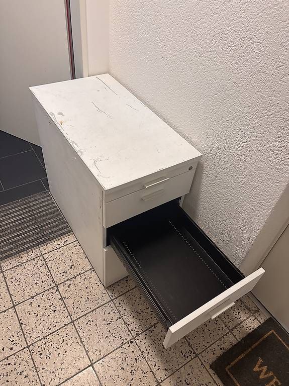 Baucontainer: Korpus weiss Schubladen abschliessbar – Gebraucht aus basel von Drdracula 2