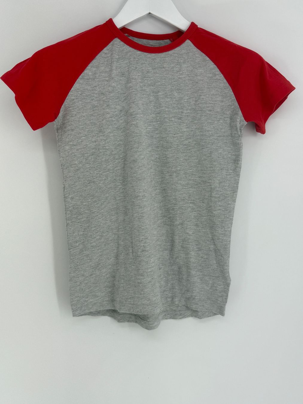 Next Camicie, T-shirt & Polo: Shirt Grau/Rot Gr. 146 von next – Usato da Auenstein venduto da moin.