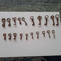 20 alte Schlüsseln mit unterschiedlichen Gr...