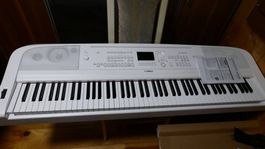 arrangeur style piano 88 touches yamaha DFGX 670