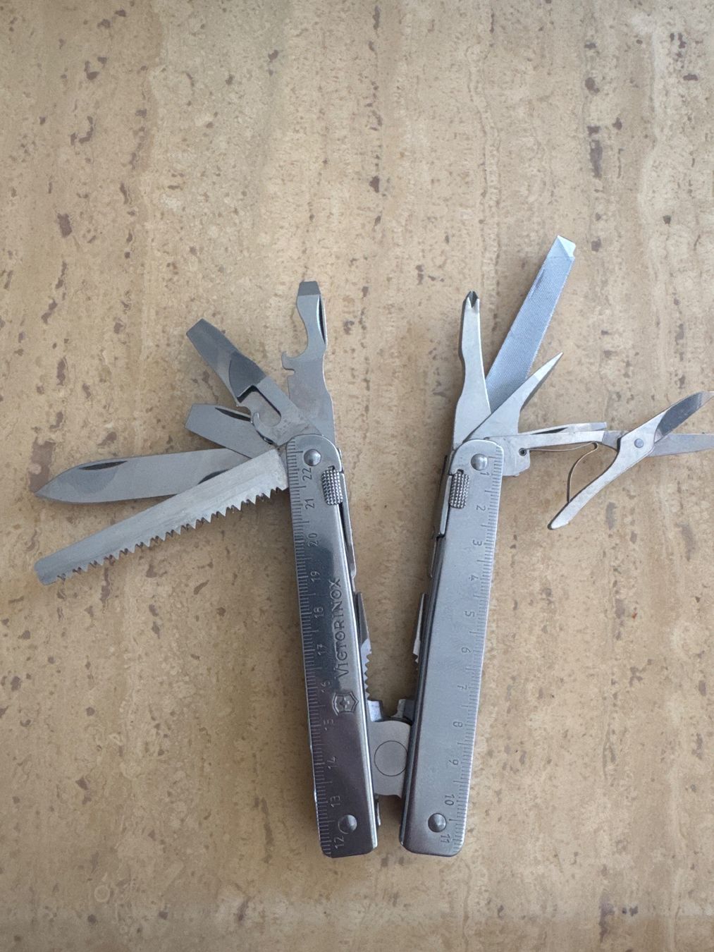Victorinox Taschenmesser: Victorinox Multitool mit Etui neuwertiger Zustand – Gebraucht aus Rüti b. Büren von helscherj 1