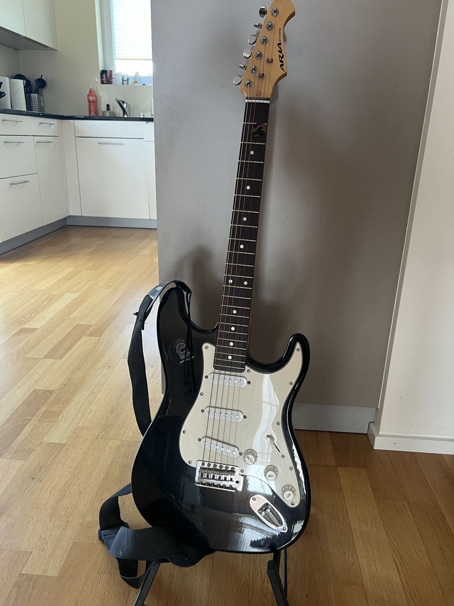 Aria Musikinstrumente: E-Gitarre – Gebraucht aus Gossau SG von mrs_h99