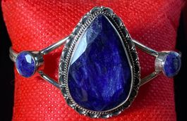 NEU Prächtiger Silber Armreif; natürlicher Blauer Saphir