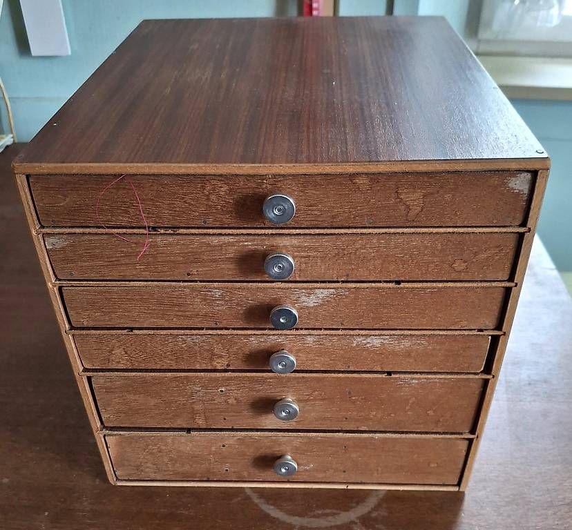 Giochi: Grosse Knopfsammlung mit Holzbox & Musterordner – Usato da Rüti ZH venduto da Liliane_market 1