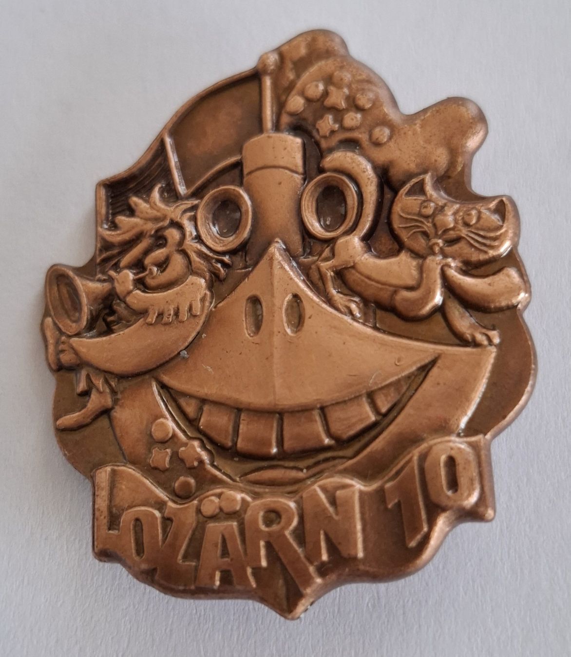 Placchette & Badge: Lozärn 10 Fasnachtsbrosche – Usato da Hinterkappelen venduto da Schampus