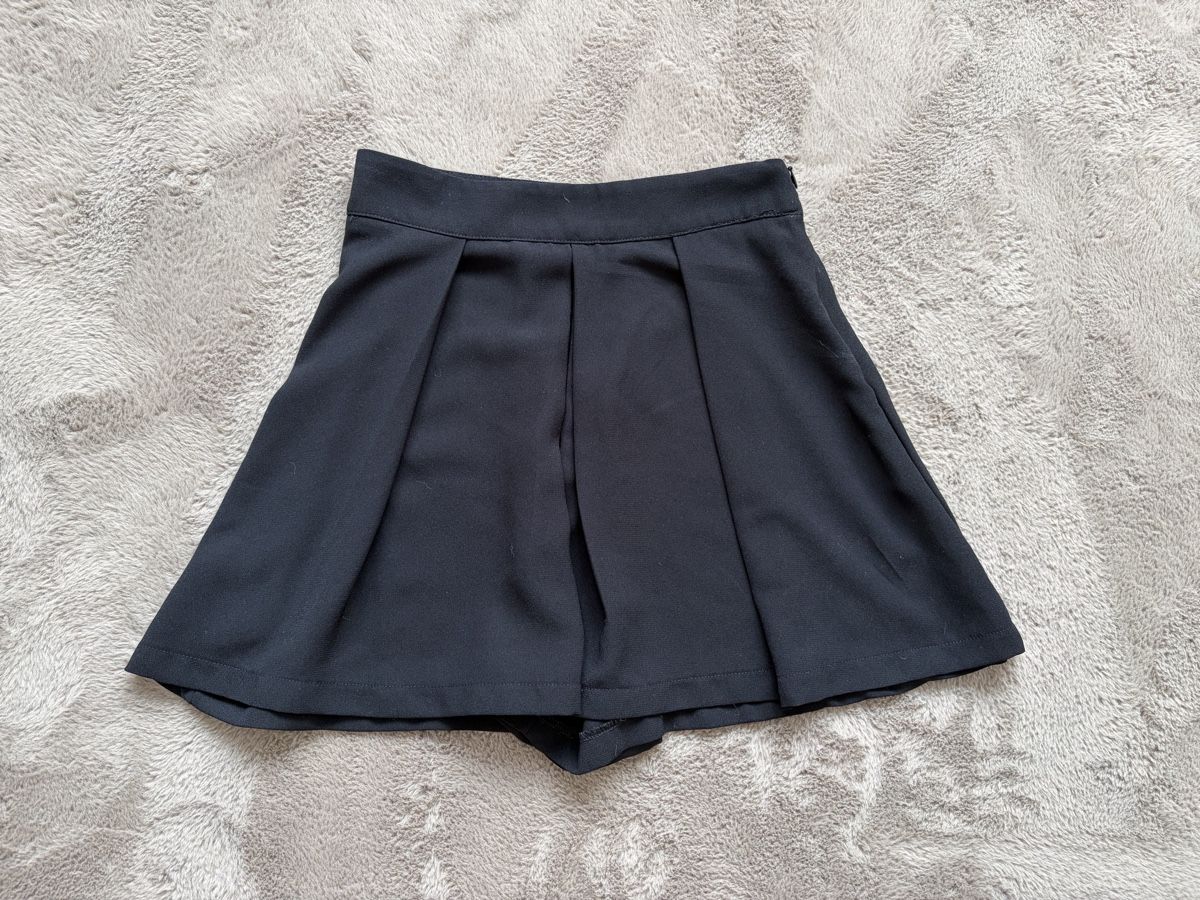 Zara Pantaloni: Damen Shorts schwarz  – Nuovo (secondo la descrizione) da Balgach venduto da Miisarah