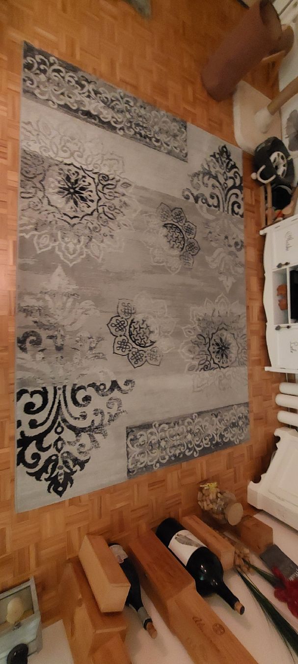 Tappeti: Grauer Teppich mit Ornament top zustand – Usato da Münchenstein venduto da Alicia_Michelle