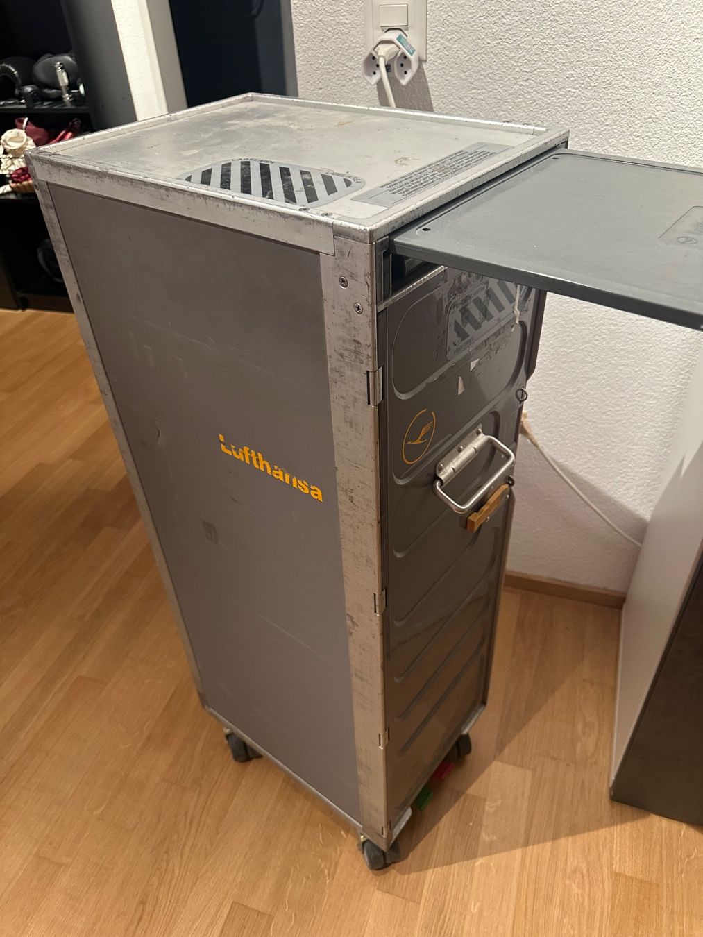 Altro in Aeronautica: Flugzeug Servierwagen Lufthansa Alu Rollbar gebraucht – Usato da Wetzikon ZH venduto da kob_f9ql 2