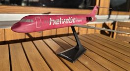 Helvetic Airways Fokker 100 – Flugzeugmodell 37 cm – pink