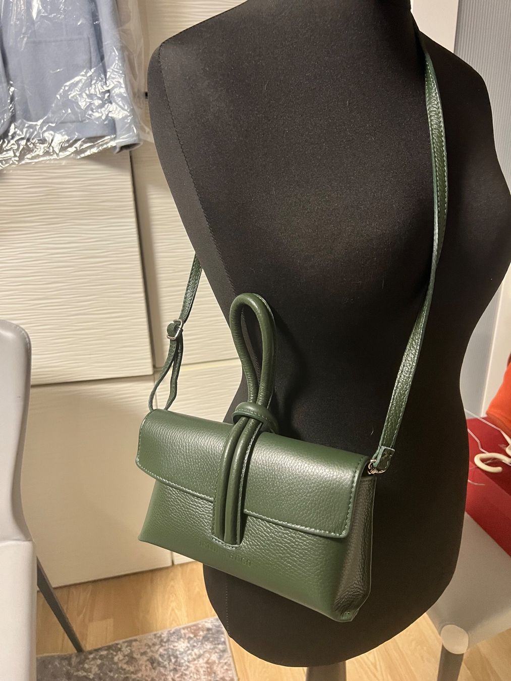 Borse da donna: Sac à main vert très original  neuf! – Nuovo e nell'imballaggio originale da Crans VD venduto da sle_7hng 2