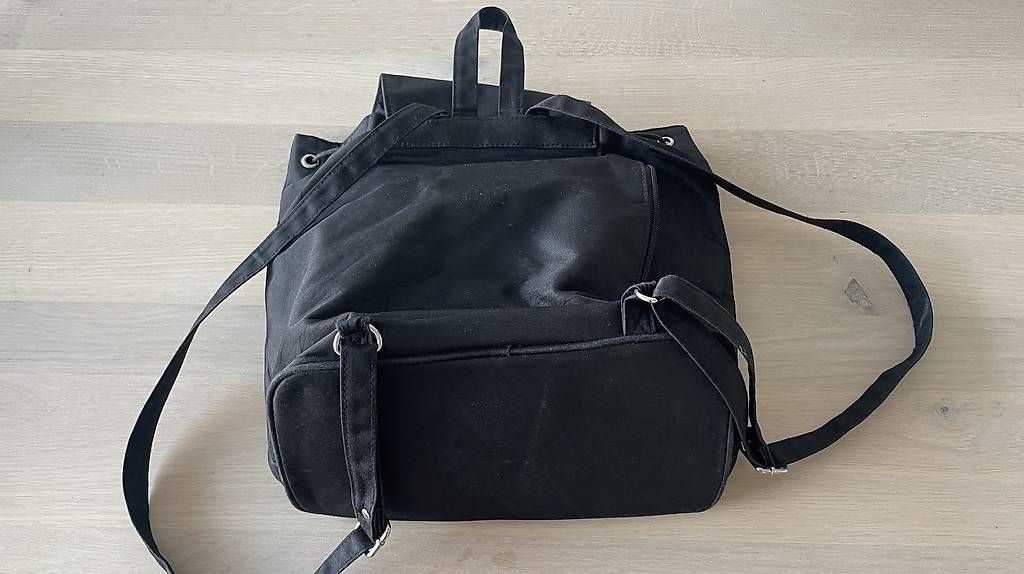 Rucksäcke: Rucksack Stoff schwarz. – Gebraucht aus Bottighofen von con_6lgw 2