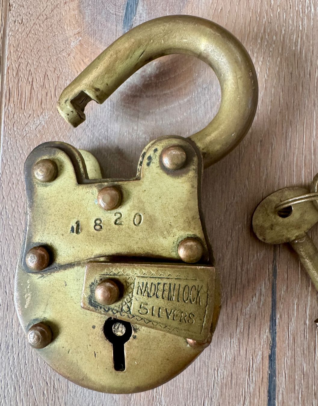 Schlösser: Antikes Vorhängeschloss mit Schlüssel Nadeemlock Slevers – Gebraucht aus Rothrist von Luckywinner 1