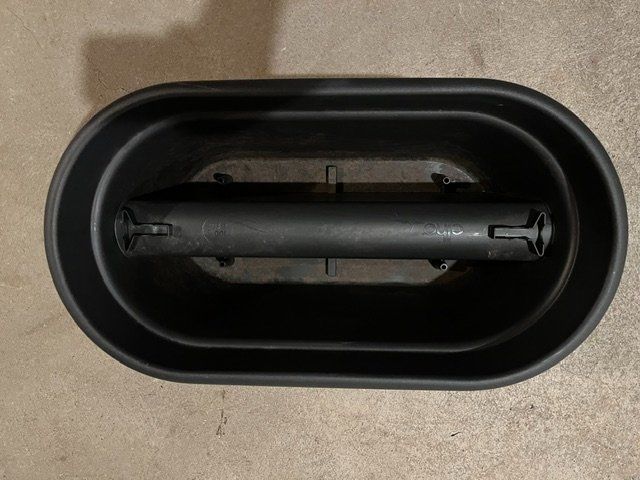 Pots de fleurs: Bac à fleurs gris foncé / noir – D'occasion à Féchy par BA001 1