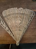 Éventail ancien sculpté en bois – Travail ajouré