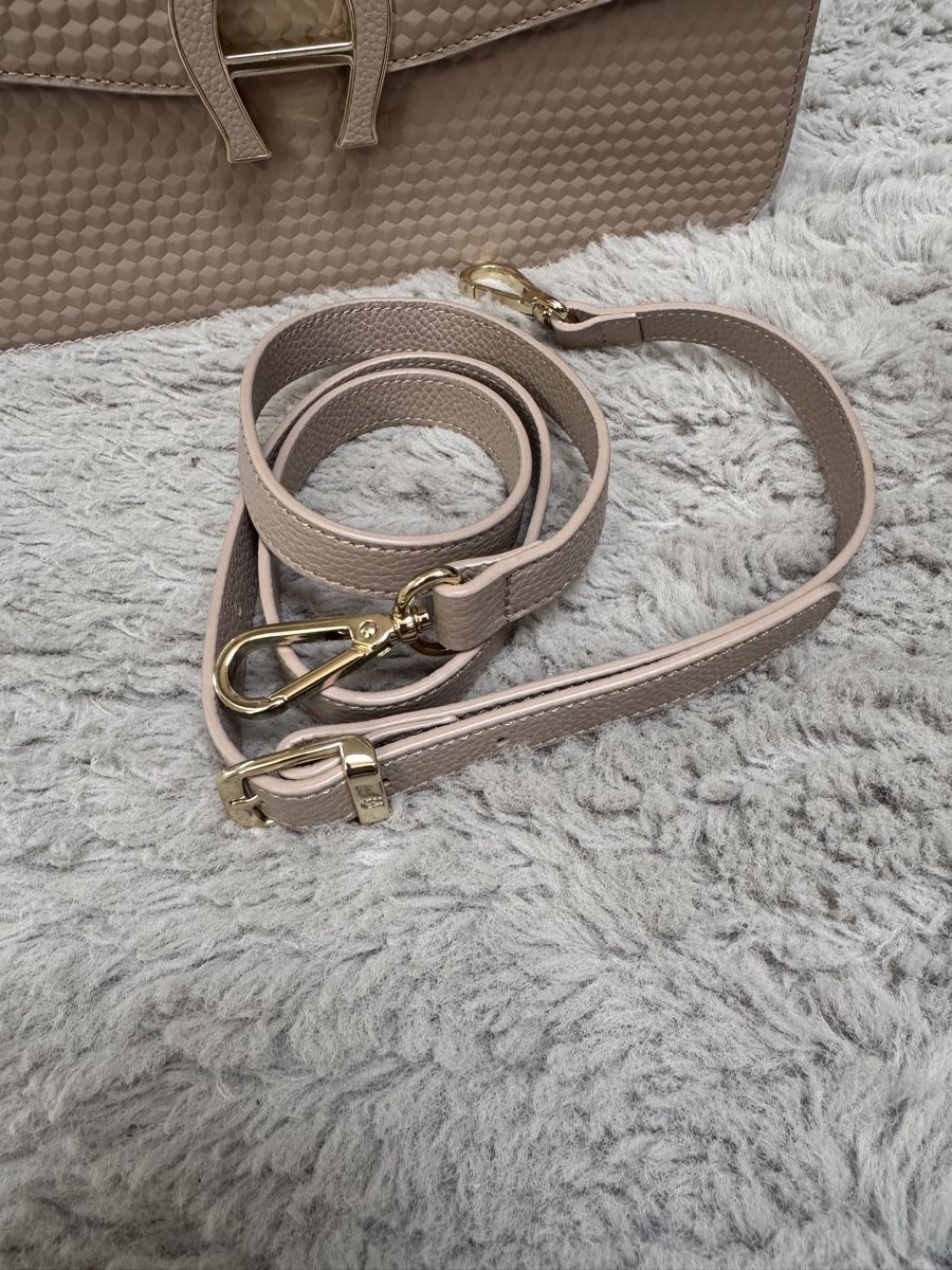 Aigner Borse da donna: Neue Agner Handtasche Beige Modell Pina – Nuovo e nell'imballaggio originale da Aesch BL venduto da comven 7