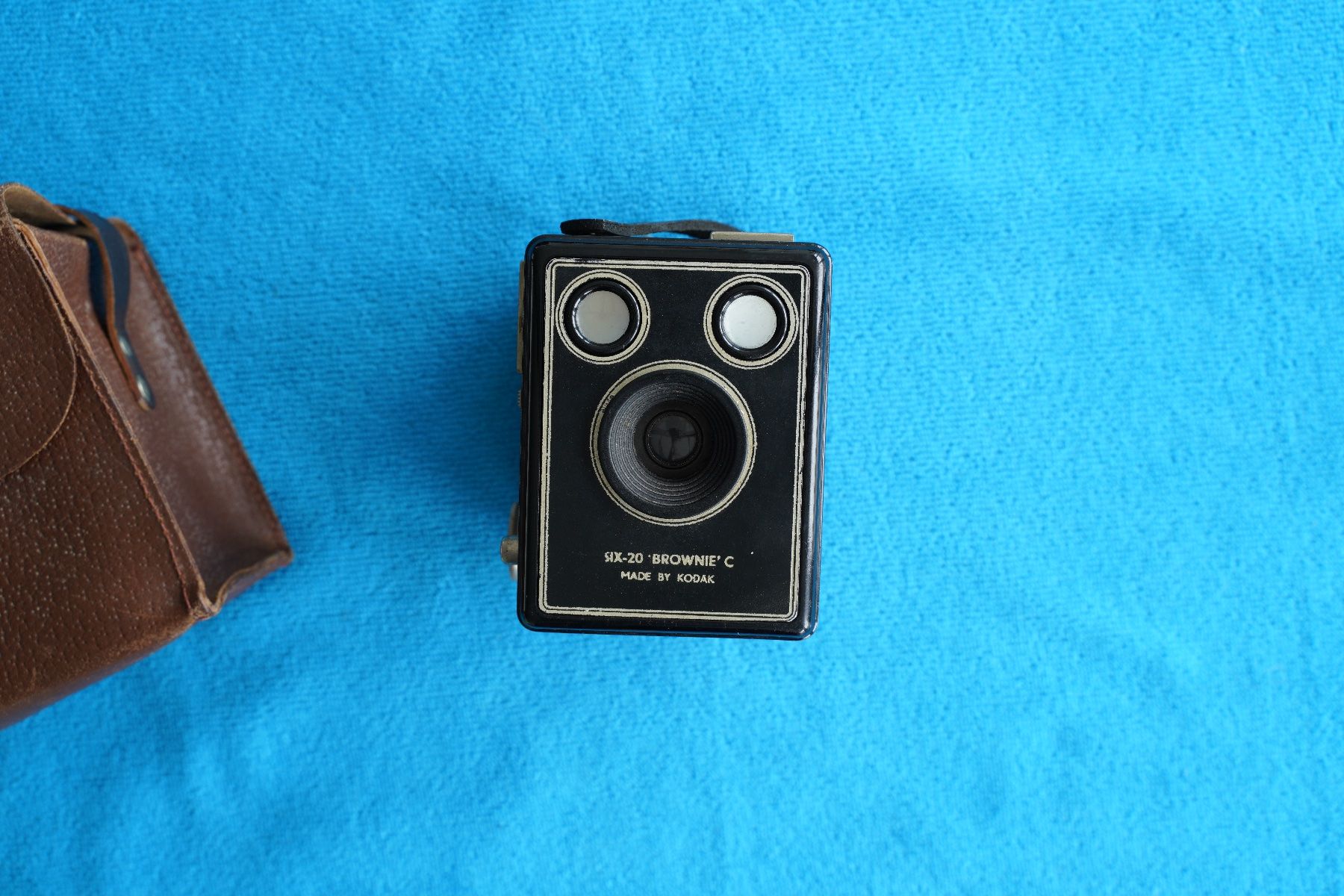 Kodak Kamera: Kodak Brownie Junior Six 20 + Hülle – Defekt aus Dagmersellen von sim_zqh8 2