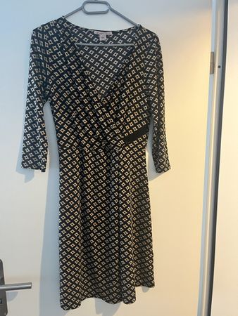 Schönes Sommerkleid mit Muster