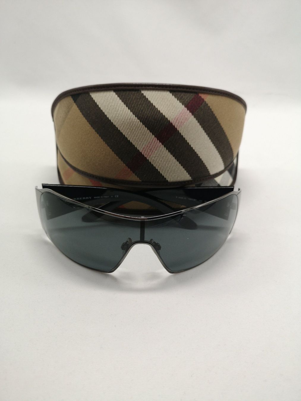 Burberry Brillen & Gläser: BURBERRY / Authentiques / Luxe - Qualité - Elégance ! – Gebraucht aus Bulle von italicum 8