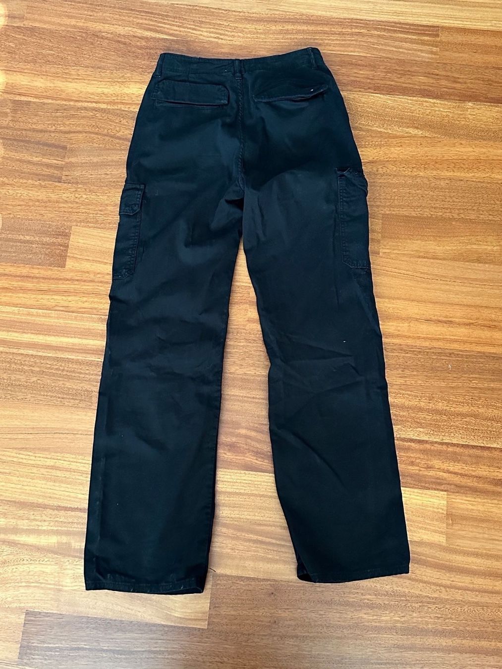 Zara Pantaloni: Schwarze Cargohose Zara Herbst Style – Usato da Schlieren venduto da car_2bwb 2