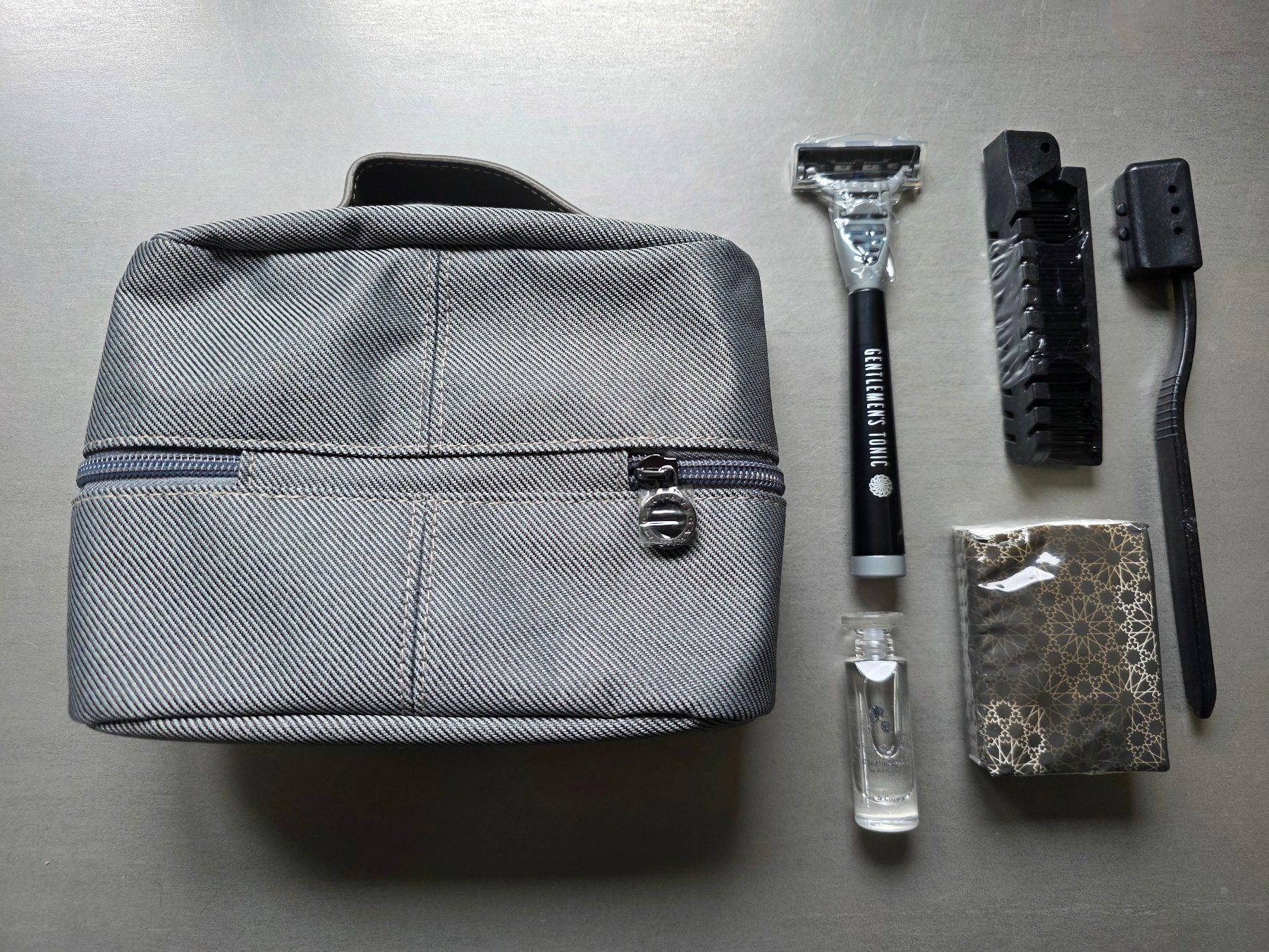 Custodie per cosmetici: Emirates Business Class Amenity Kit Men – Nuovo (secondo la descrizione) da Möriken AG venduto da Flamingo73 3