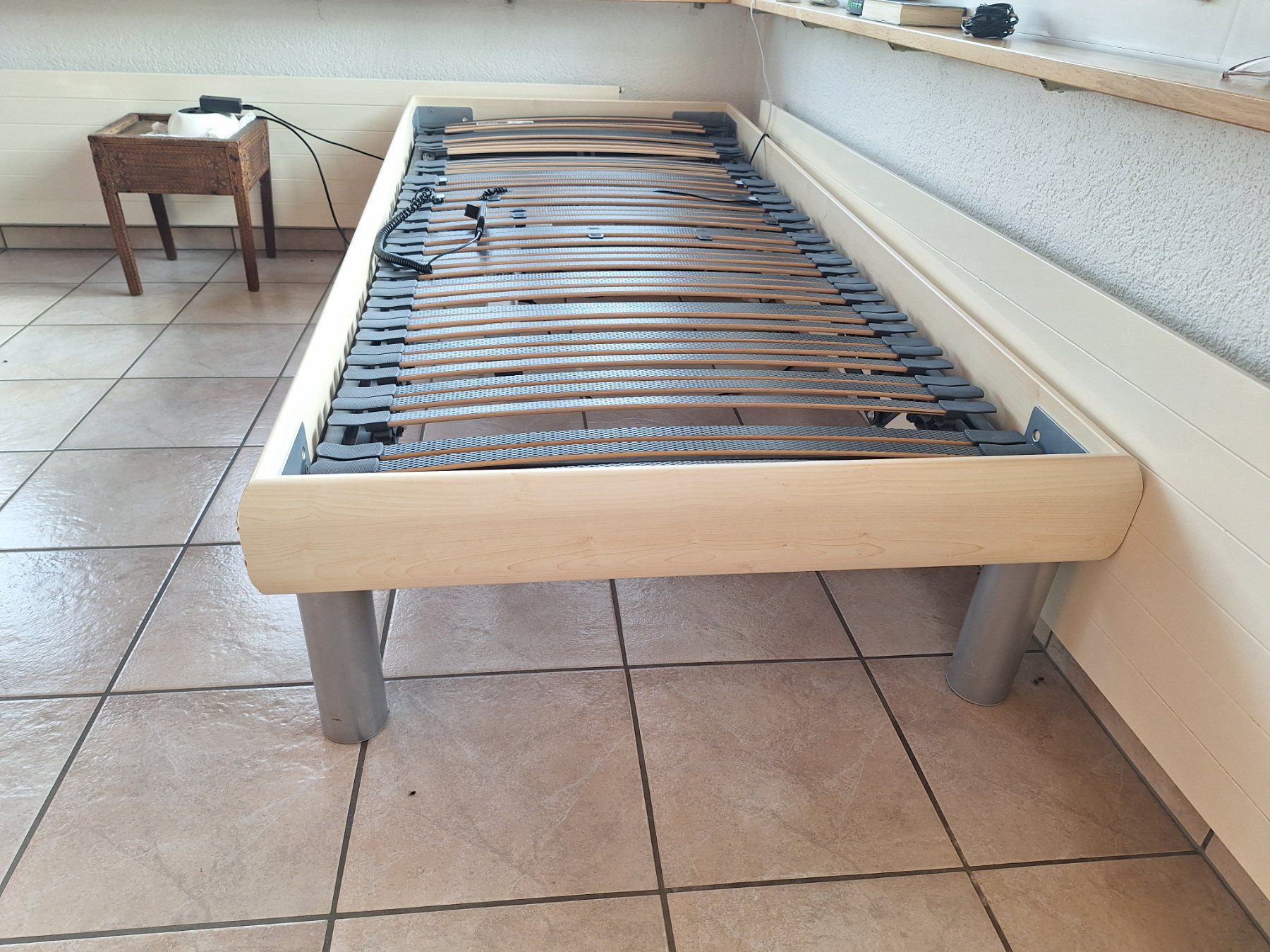 Lits: Bett mit elektrischem Bettrost – D'occasion à Elsau par rfa_vy6h 6