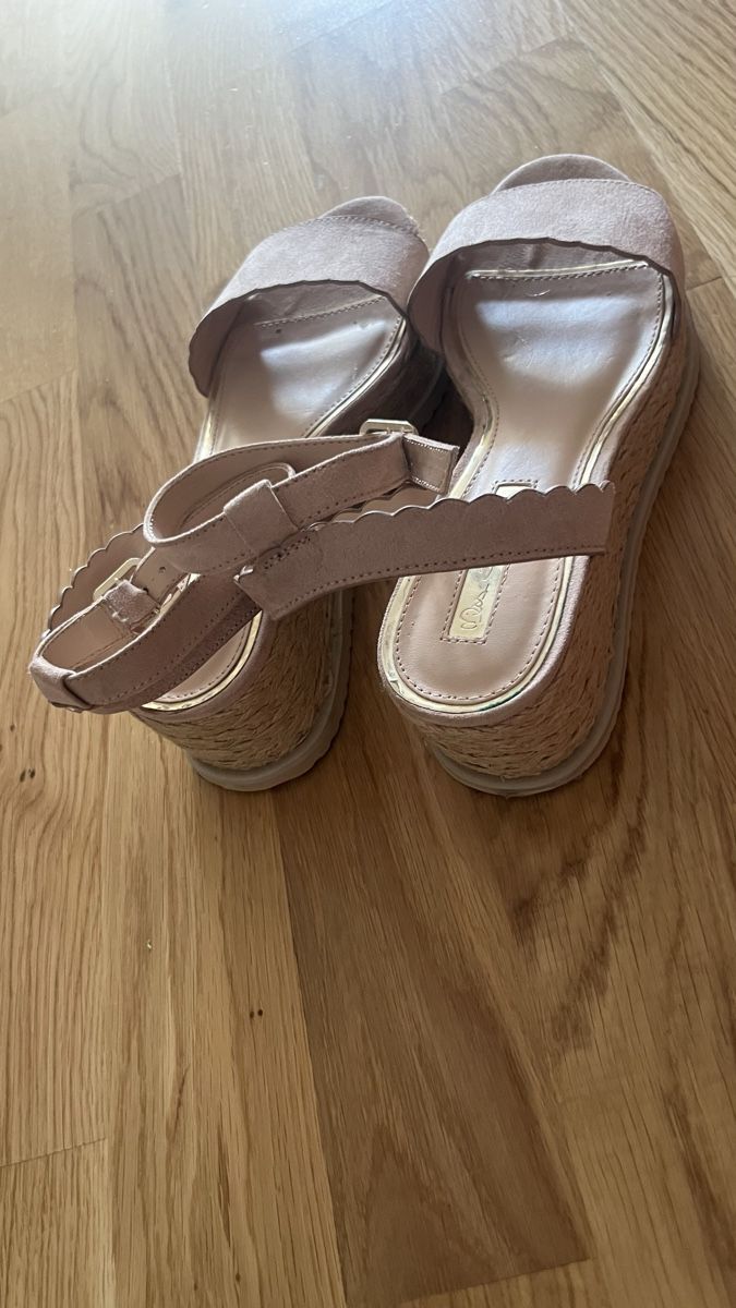 Scarpe da donna: Sandalen mit Keilabsatz – Usato da Zürich venduto da Dita06 2
