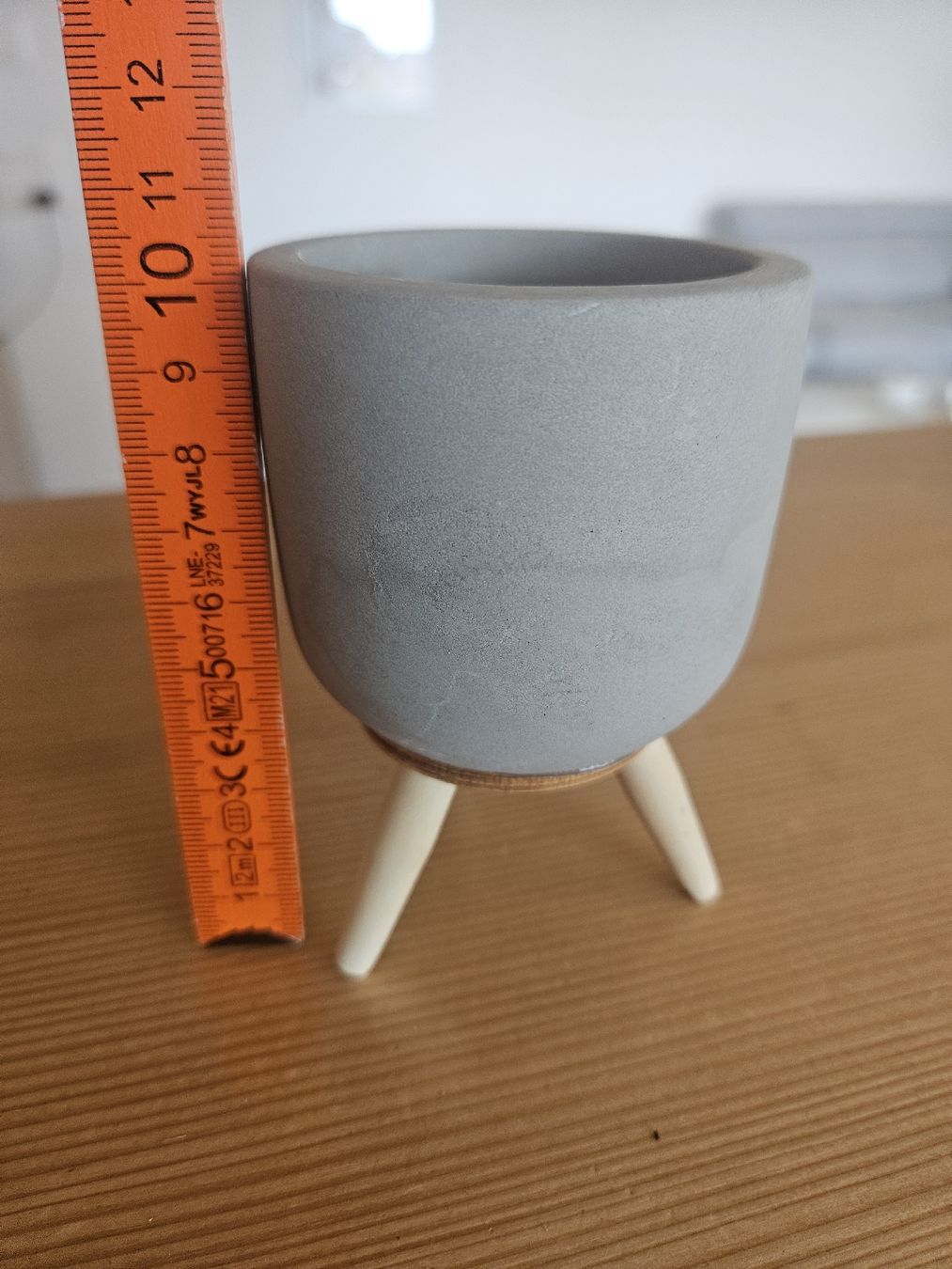 Blumentöpfe: Pot de fleurs gris avec pieds en bois – Neu (gemäss Beschreibung) aus Morges von Mlle_Croft_91 2