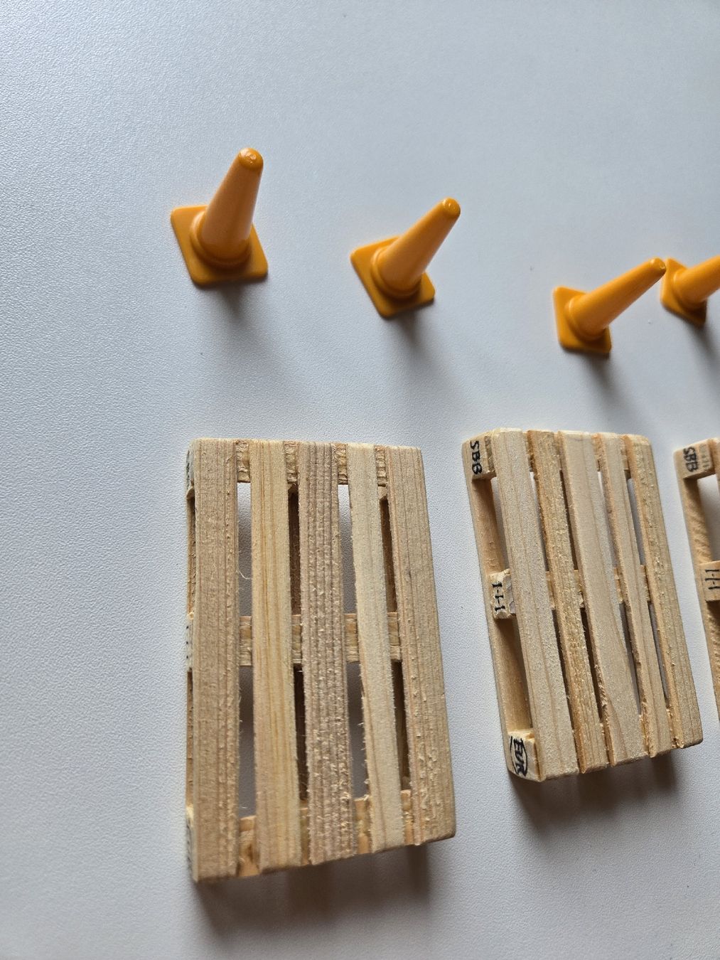 Palettes: Miniature pallets and traffic cones, 3 pallets, 4 cones – D'occasion à Grünenmatt par Brauni2 4