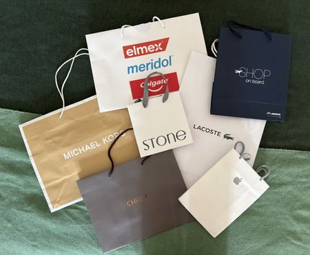 Papiertüten bekannter Marken (Michael Kors, Apple, Lacoste)