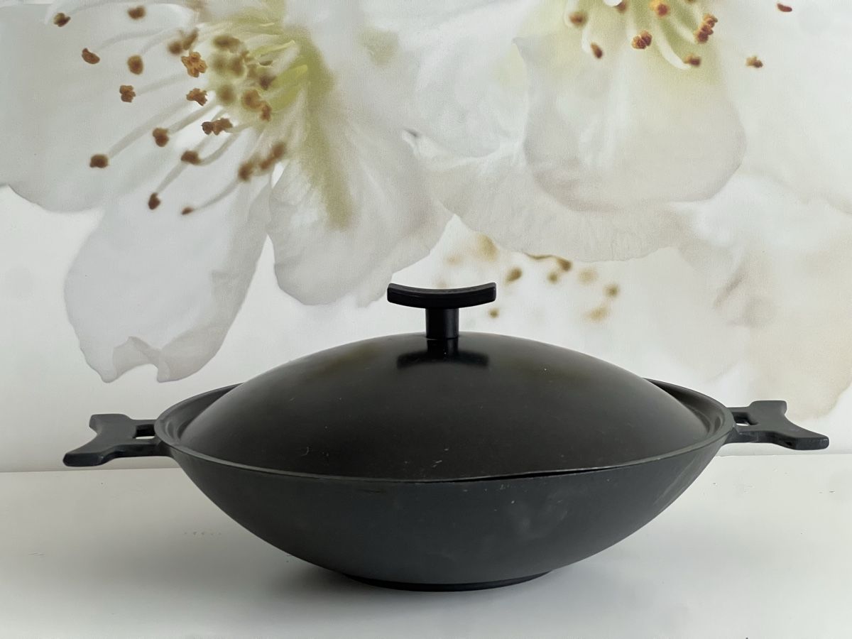 Padelle: Schwarzer Wok aus Gusseisen mit Deckel, – Usato da Winterthur venduto da nma_2kgs