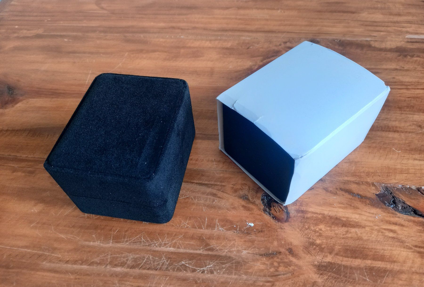 Uhrenboxen: 8x Uhrenbox schwarz Samt – Neu und originalverpackt aus Lausanne von WATCH-WORLD 1