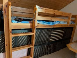 Flexa Halbhochbett mit Rost und Dschungelvorhang