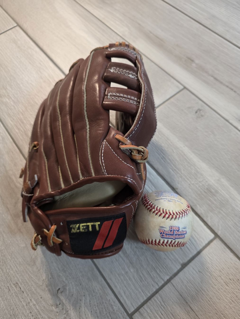 Guanti & manicotti: Baseballhandschuh Zett und Baseball – Usato da Dorf venduto da Echo_Elements 1