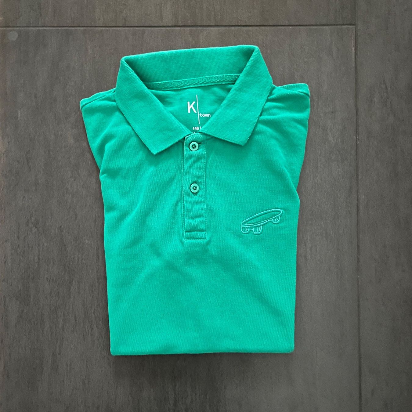 Hemden, T-Shirts & Polos: Grünes Poloshirt Skateboard Grösse M – Gebraucht aus Opfikon von ZDem