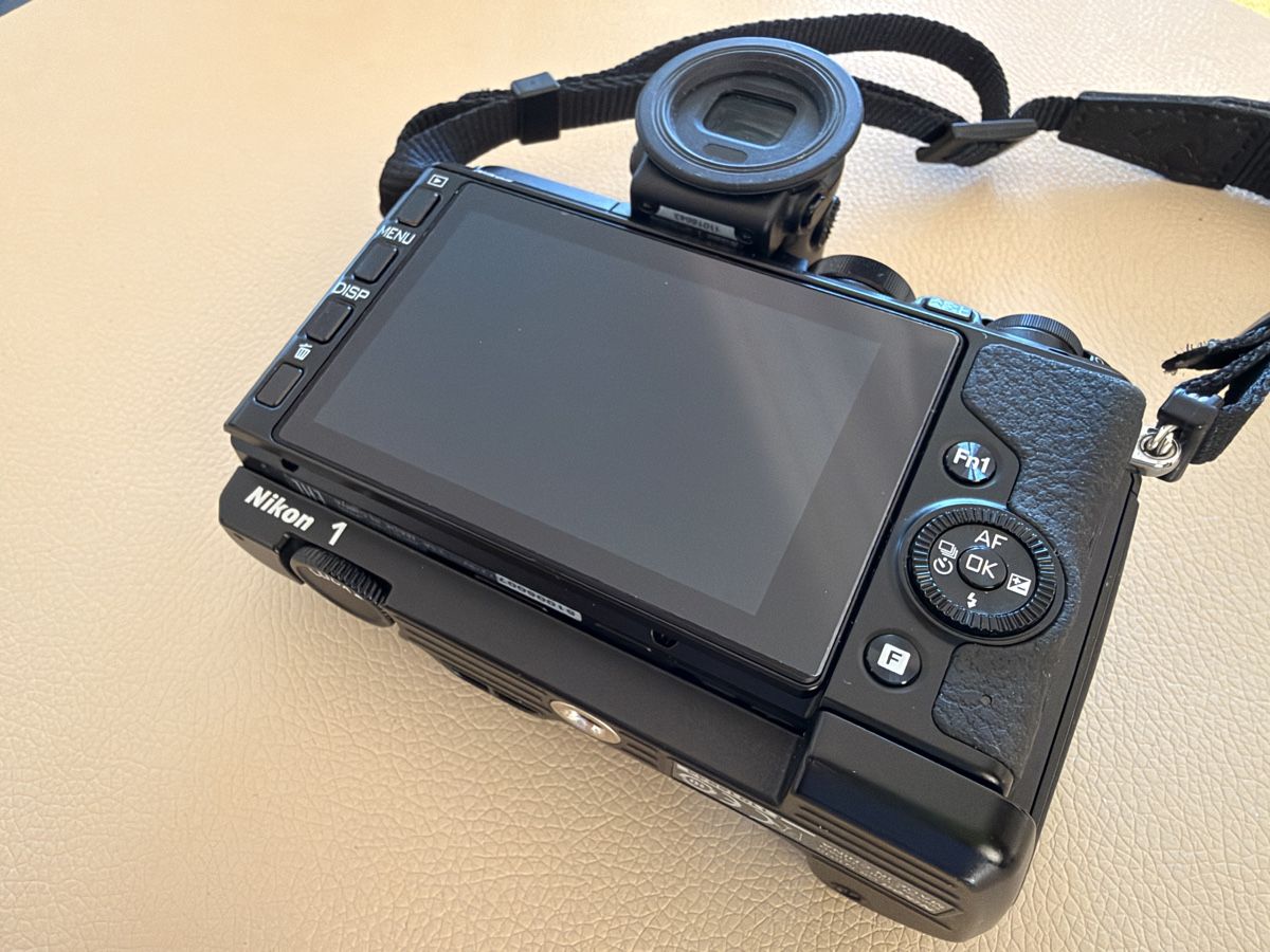 Nikon Fotocamera: Nikon 1V3 Set mit Ledercase und OVP – Usato da Winterthur venduto da R2D_Y7C 1