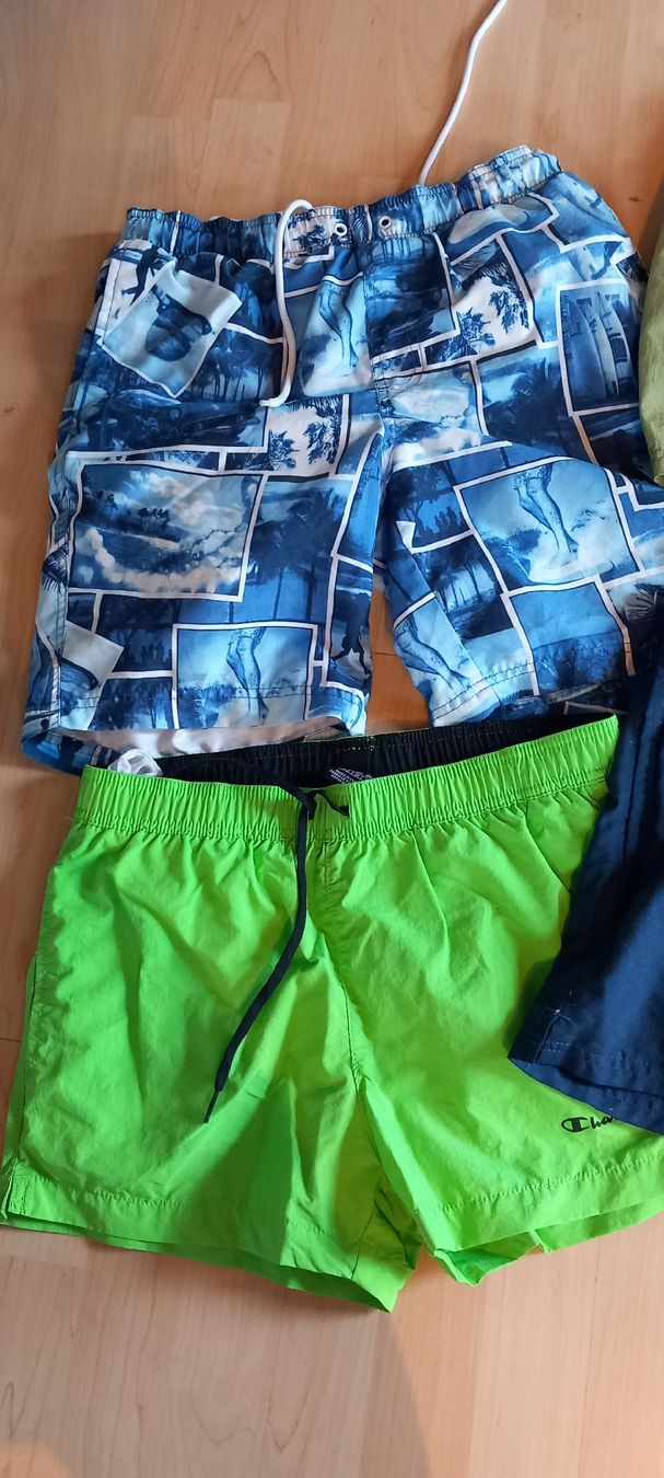 Lotti & Set di vestiti: Paket mit Badeshorts Gr. S – Usato da Rebstein venduto da bestforyou 1