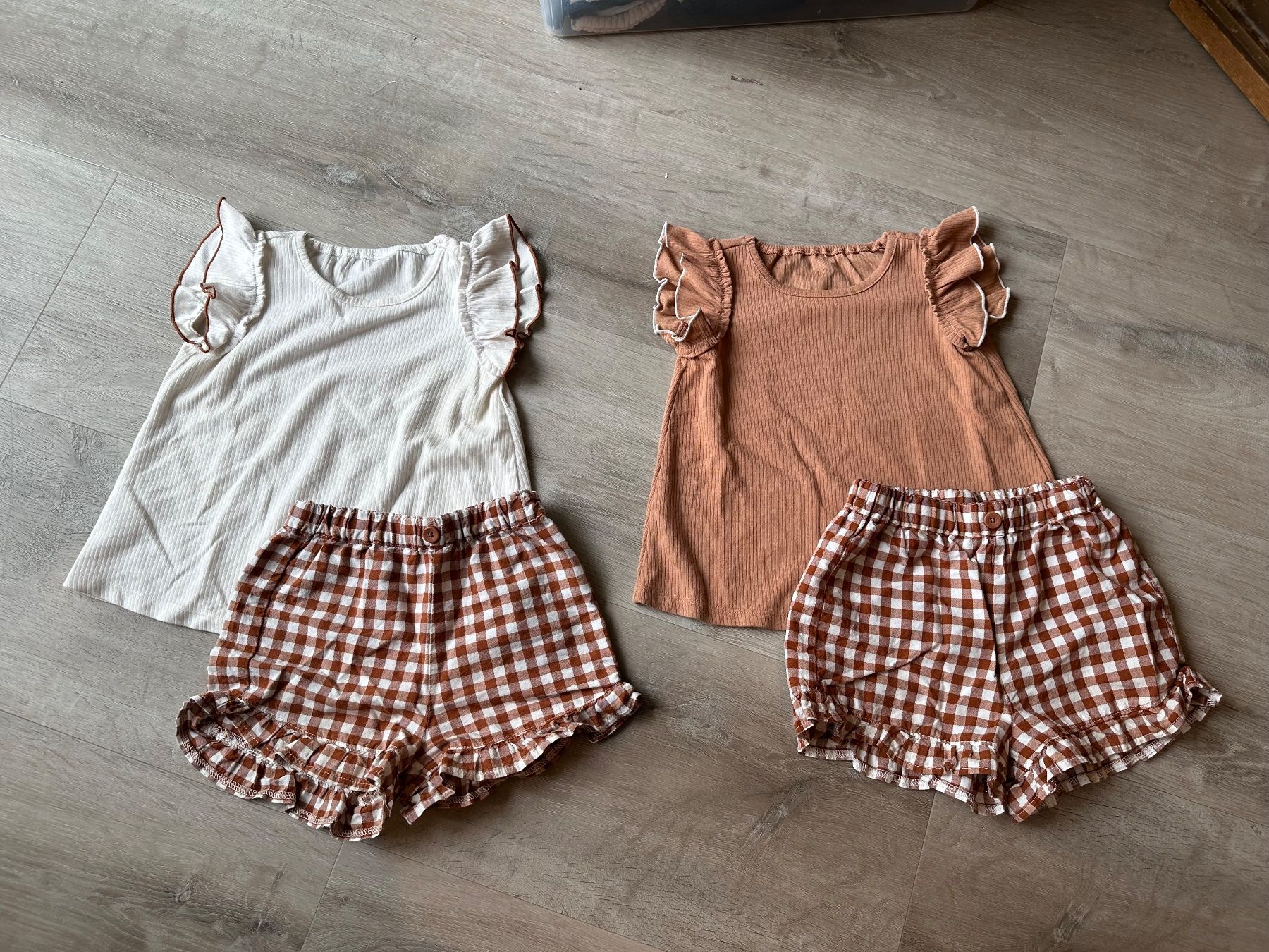 Lotti & Set di vestiti: Süsses Mädchen Zwillinge Set, 12-18M – Usato da Seuzach venduto da Leli.91