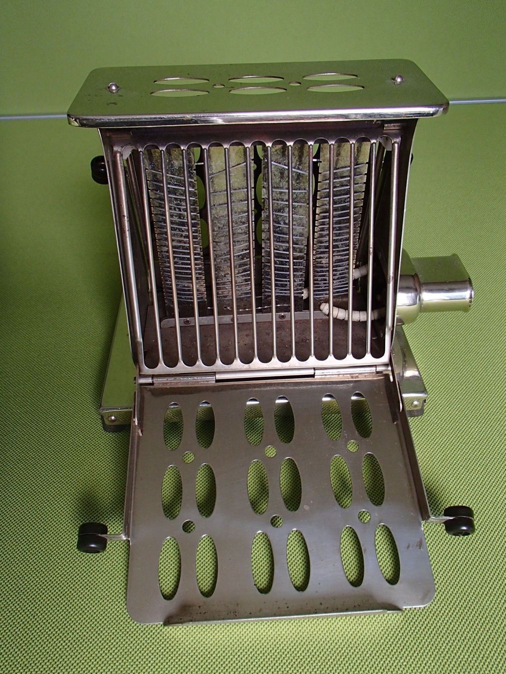 Elettrodomestici da cucina: Vintage Toaster AEG mit schwarzen Bakelitgriff – Usato da Schöfflisdorf venduto da pullux 6