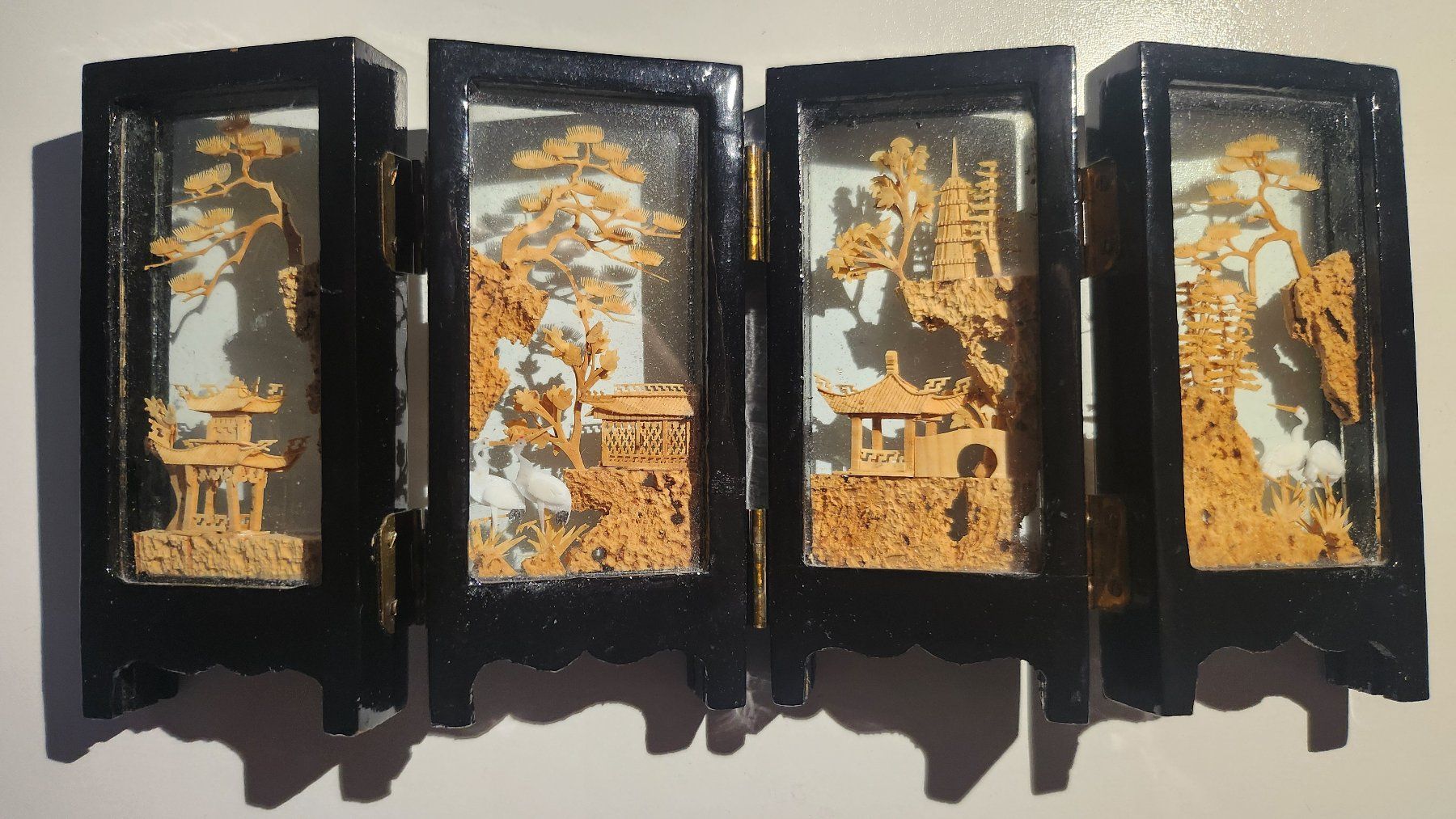 Sculture & Statue: Chinesische Schnitzerei, Diorama in Lackrahmen – Usato da Weiningen ZH venduto da Annakatharina