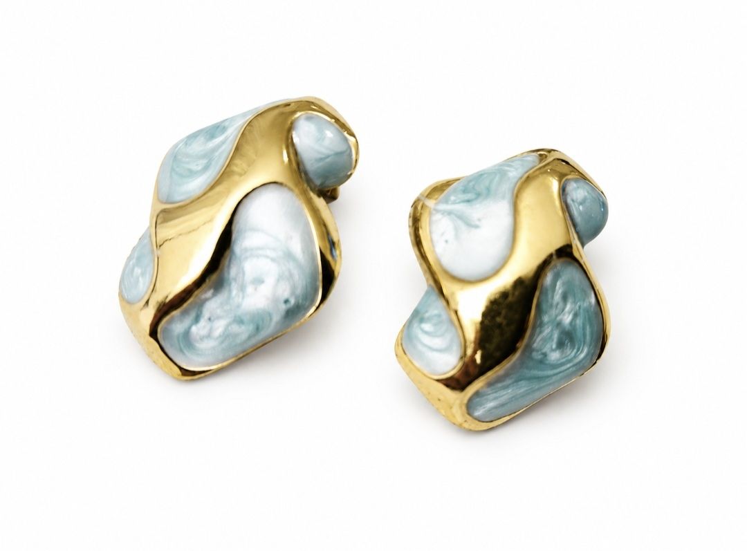Orecchini pendenti & Orecchini a lobo: Goldige Ohrringe mit blauem Emaille-Muster – Nuovo (secondo la descrizione) da Dietikon venduto da Eleda