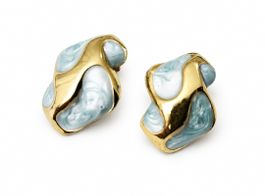 Goldige Ohrringe mit blauem Emaille-Muster